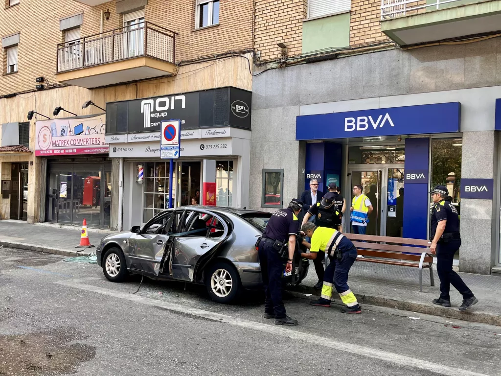 Una explosió accidental en un cotxe estacionat al c/Lluís Companys causa 5 ferits