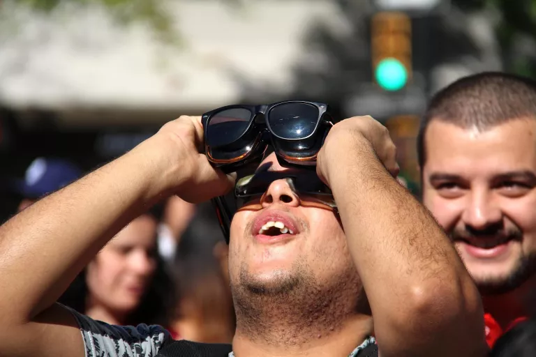 Com mirar l’eclipsi amb seguretat