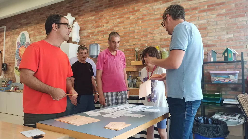 Persones amb discapacitat de l'Associació Alba es formen per poder exercir el seu dret a vot