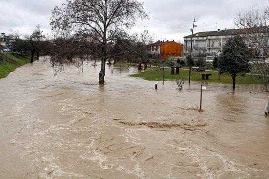 El temporal Glòria s'allunya desbordant el riu Sió al seu pas per Agramunt