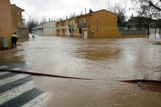El temporal Glòria s'allunya desbordant el riu Sió al seu pas per Agramunt