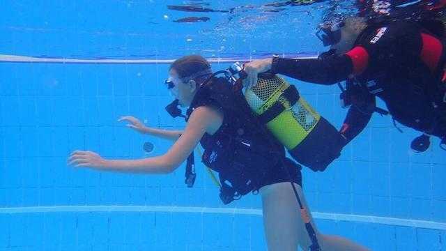Els participants d'Esportmania a Pardinyes s'inicien al submarinisme