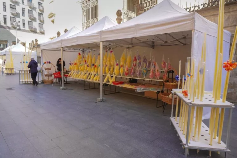El Mercat de Palmes i Palmons omplirà la plaça de la Catedral fins aquest dissabte
