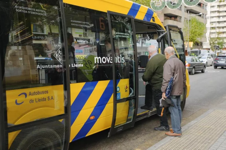 Lleida manté la bonificació del 50% en tarifes multiviatge i amplia la regulació d’aparcaments dins i fora de la ZBE