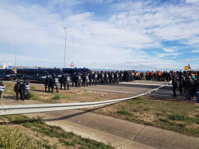 Vuit hores de tall de l'A-2 a Soses protagonitzen una jornada de mobilitzacions i càrregues policials