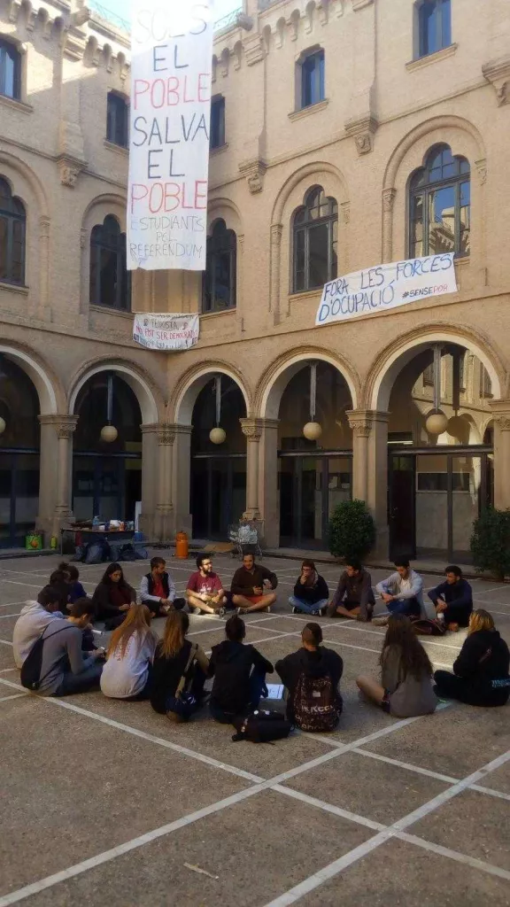 El claustre de la UdL dóna suport explícit al Referèndum mentre els estudiants mantenen la tancada