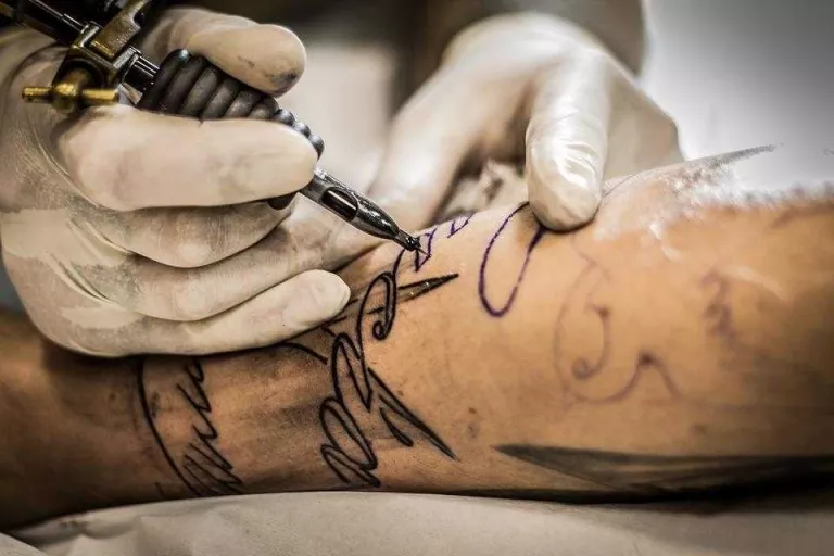 Quines possibles complicacions comporta fer-se un tatuatge?