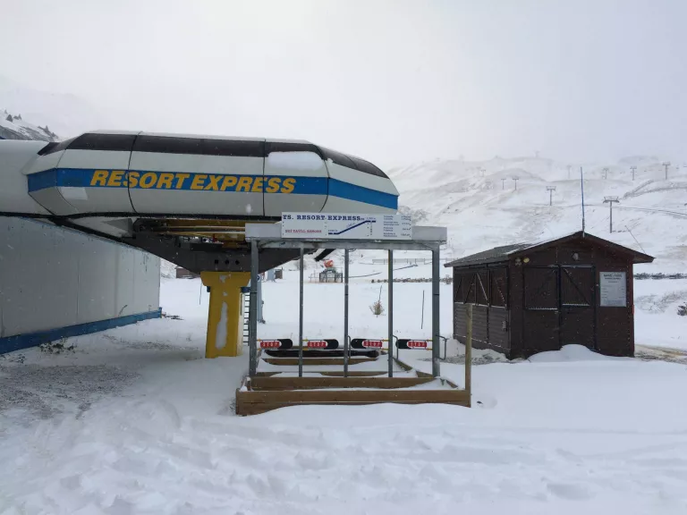 El temporal deixa fins a 40 centímetres de neu i l’esquí estudia avançar la campanya