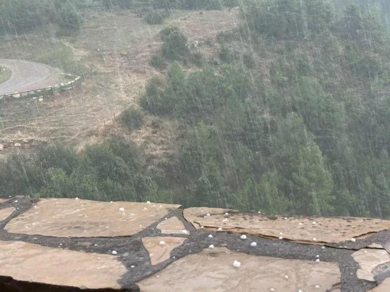 Les tempestes descarreguen amb força al Pirineu i Prepirineu i deixen pedra en alguns punts
