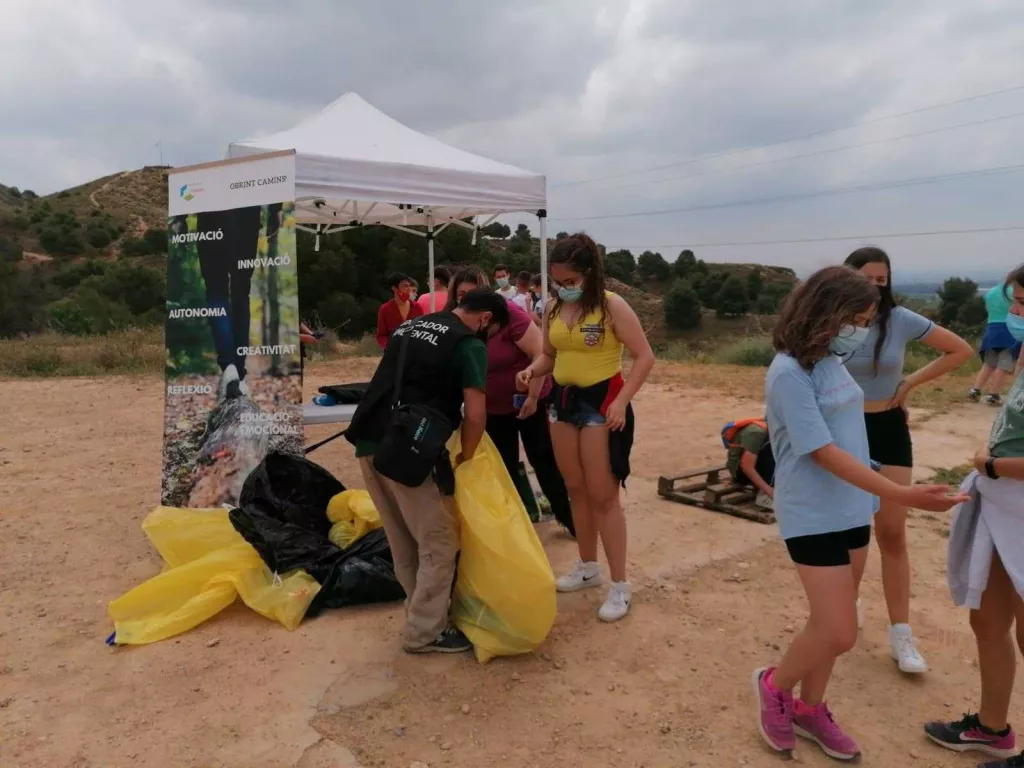 Alumnes de l'Institut d’Alpicat participen a les jornades Clean Up al Tossal de la Corona