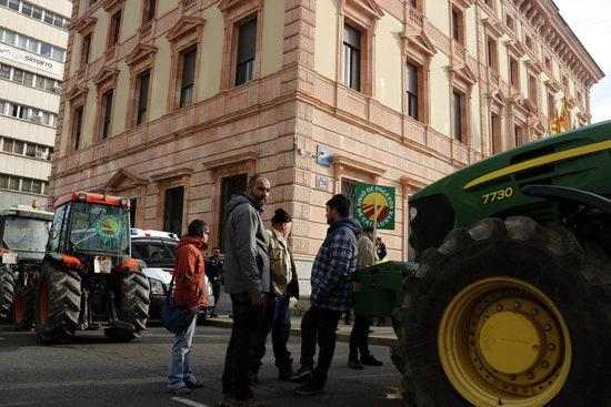 Una desena de tractors es manifesten per Lleida per reclamar solucions a la crisi de preus de la fruita dolça