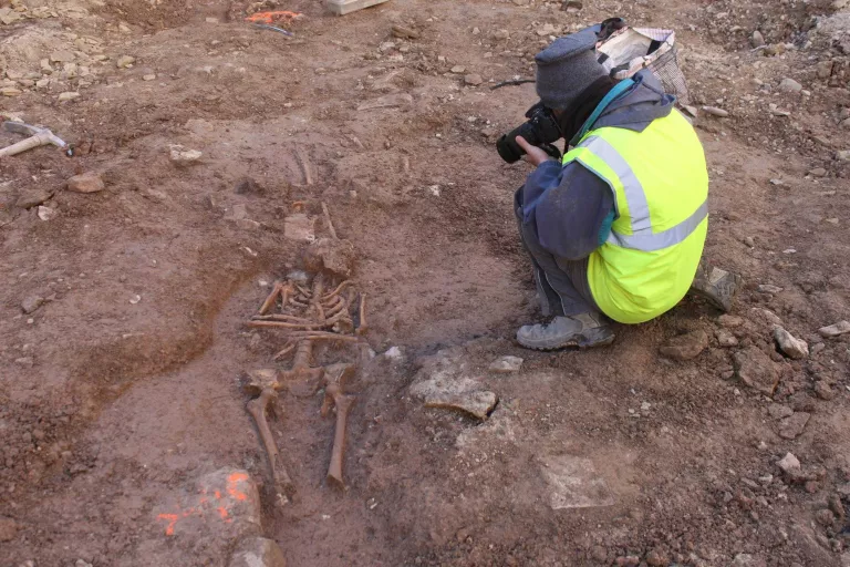 Tàrrega finalitza la documentació arqueològica de les restes òssies trobades a la plaça Major