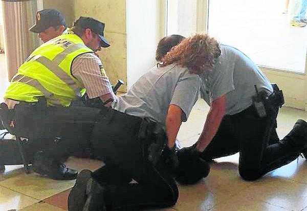 Intenta apunyalar mossos a l'estació de trens