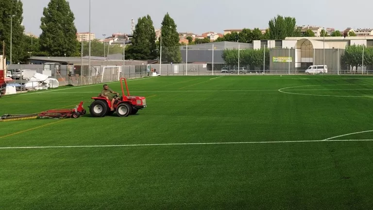 Culmina la instal·lació de la nova gespa del camp annex de Tàrrega