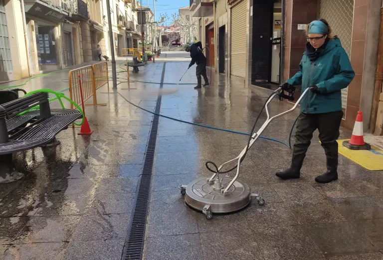 Tàrrega reforça la neteja dels carrers del centre amb aigua a pressió