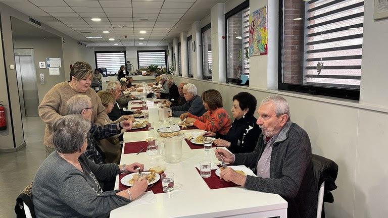 El servei de menjador dels centres sèniors de Lleida serveix prop de 2.000 àpats en tres mesos