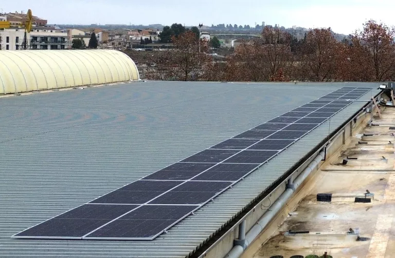 Tàrrega reforça l’autoconsum energètic del Pavelló Municipal amb 36 plaques fotovoltaiques