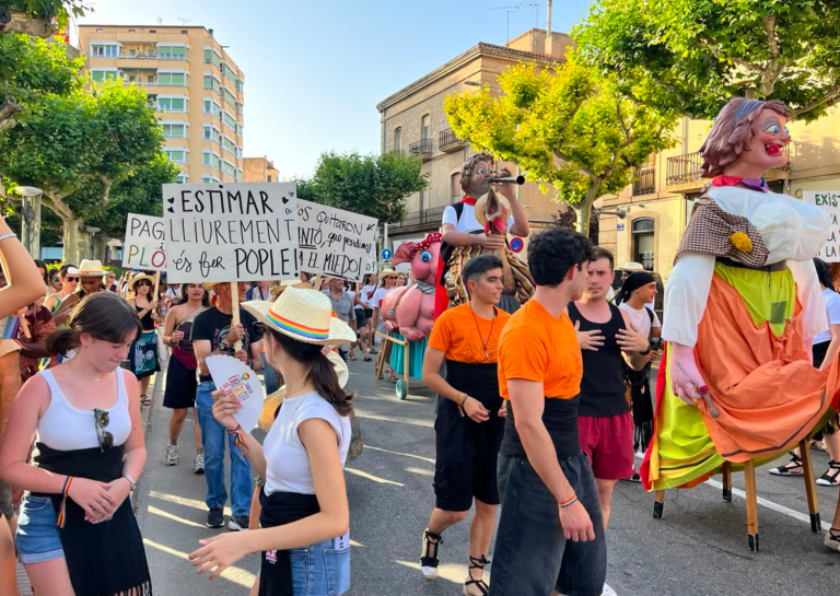 Tàrrega celebra amb èxit l’Orgull de Pople amb una rua multitudinària