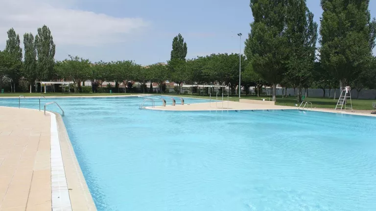 Tanquen la piscina gran de Tàrrega per la presència d'excrements