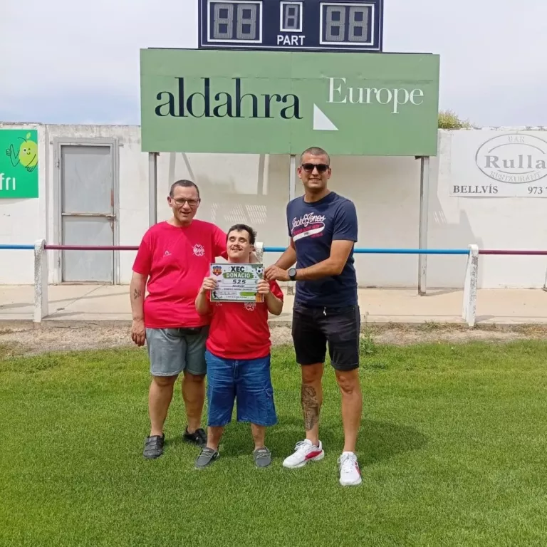ACUDAM rep l’aportació del CF Bellvís per la venda de les samarretes de la segona equipació
