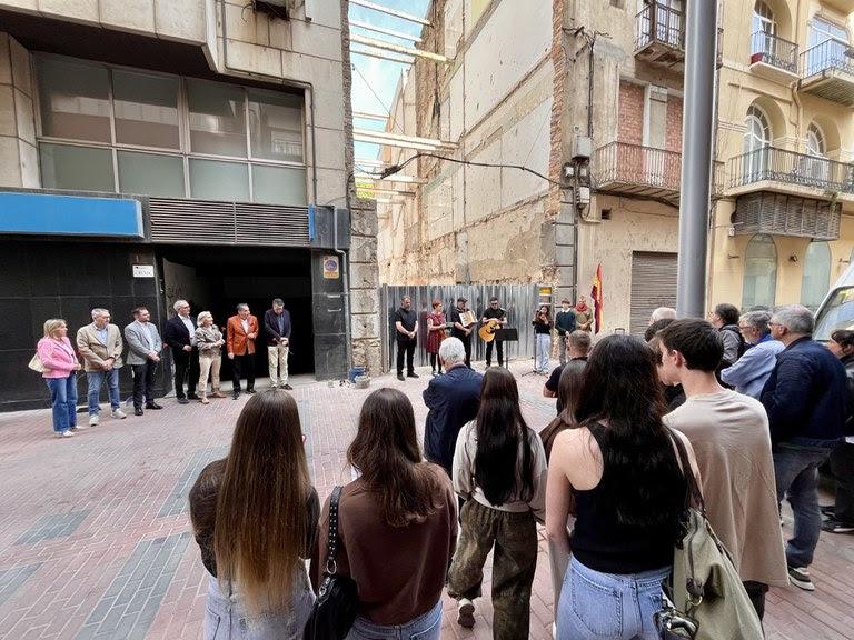 Col·loquen cinc llambordes Stolpersteine a Lleida per homenatjar les víctimes lleidatanes del nazisme