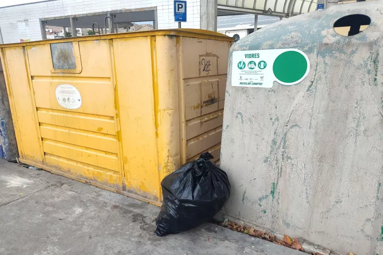 Tàrrega reforçarà la vigilància contra l’abandonament de residus fora dels contenidors
