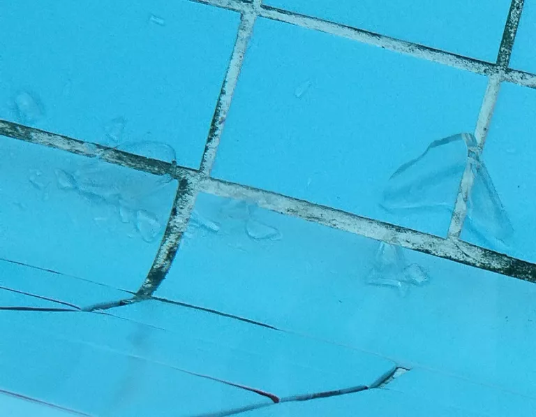 Fragments de vidre obliguen a tancar la Piscina Municipal de Mangraners