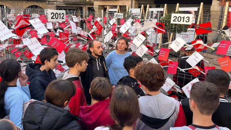 Una instal·lació participativa a Tàrrega recorda 1.483 víctimes de violència masclista
