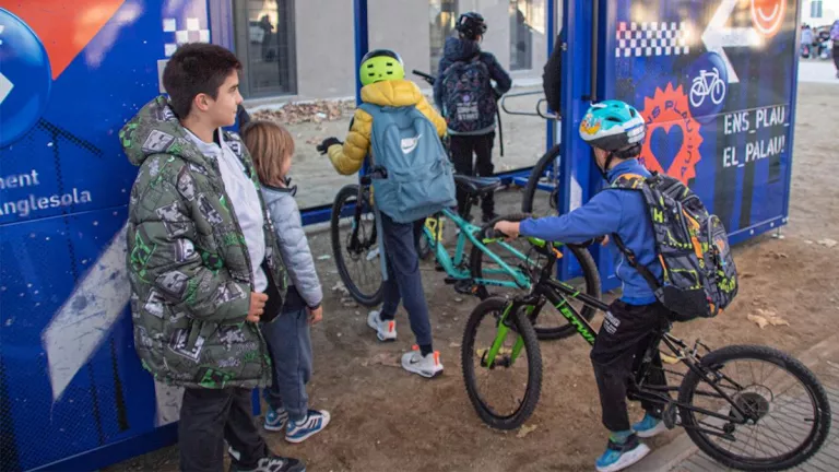 El Palau d’Anglesola estrena quatre aparcaments segurs per a bicicletes