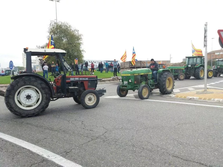 Centenars de tractors paralitzen la circulació a tot el territori en suport a la vaga general