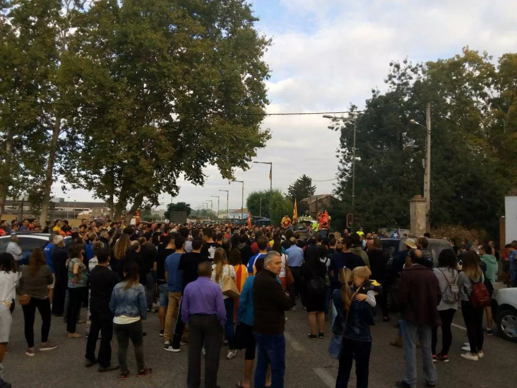 Centenars de tractors paralitzen la circulació a tot el territori en suport a la vaga general