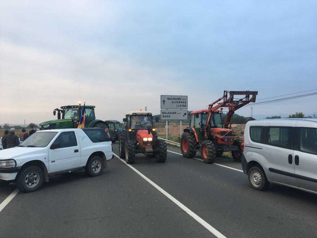 Centenars de tractors paralitzen la circulació a tot el territori en suport a la vaga general
