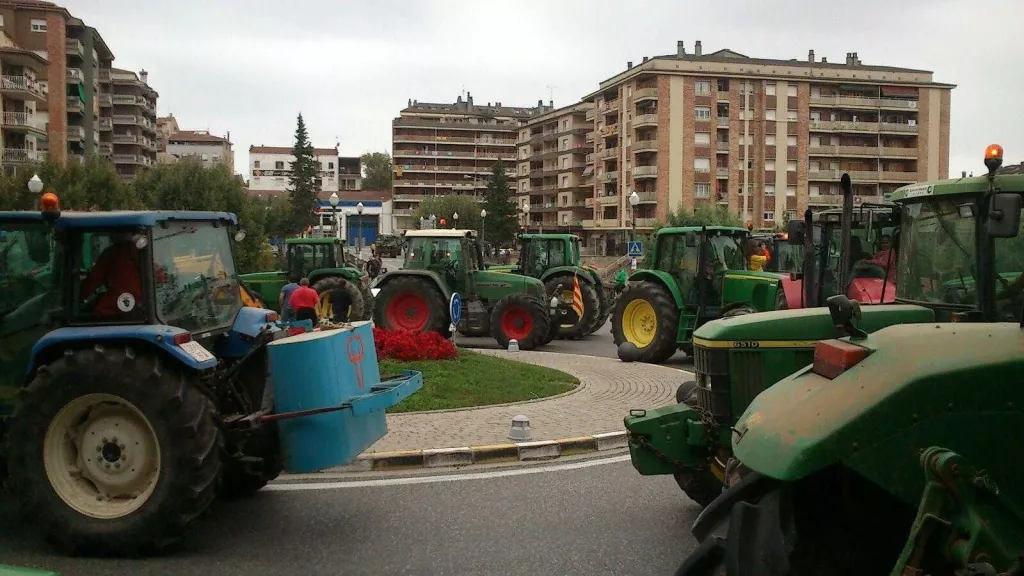 Centenars de tractors paralitzen la circulació a tot el territori en suport a la vaga general