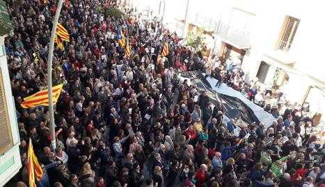 Concentració a Vallfogona en suport a Meritxell Serret, que queda en llibertat amb condicions a Bèlgica