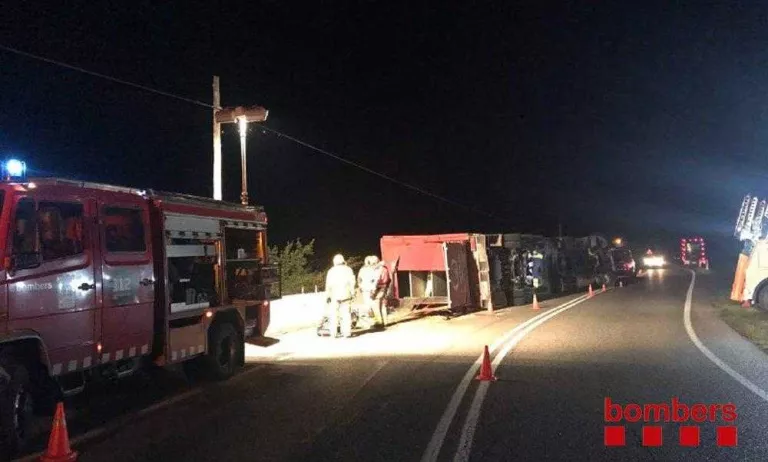 Un camió de vedells bolca a l'N-260 al Pont de Bar