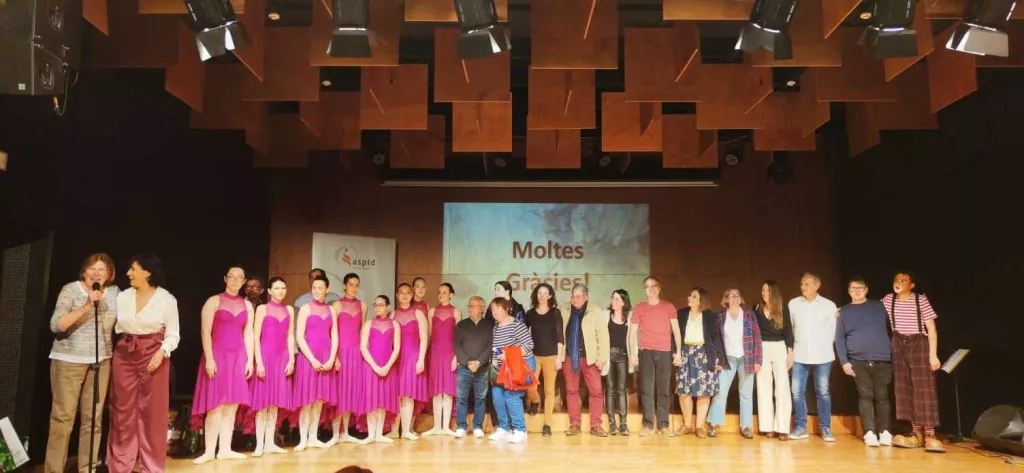 Una cinquantena de ballarins, poetes i músics donen suport a la Vetllada Poètica de l'Orfeó