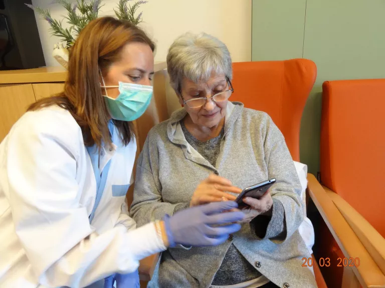 Videotrucades per apropar la gent gran de les residències