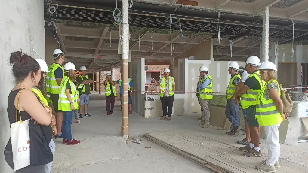 Les famílies de l'Associació Alba visiten les obres del futur Equipament Comunitari "La Bassa"