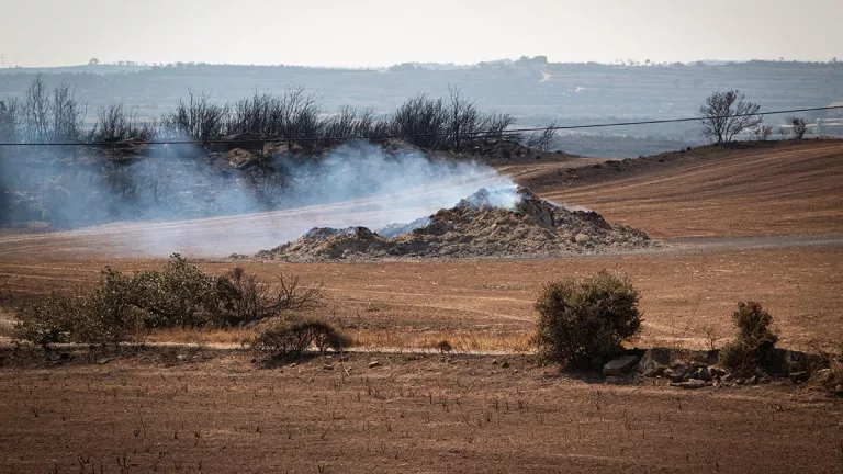 Un centenar d’efectius continuen treballant per extingir l’incendi de Torrefeta