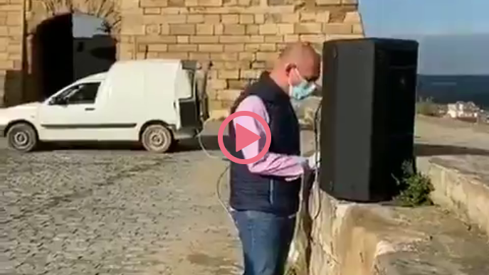 ⏯️ Vox Lleida fa sonar l'himne d'Espanya a la Seu Vella en memòria de les víctimes del coronavirus