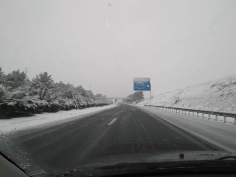 Alerta a tot el territori per la neu, que obliga a usar cadenes a 35 carreteres de Lleida