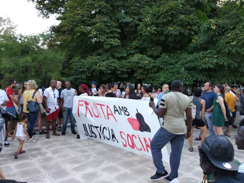 Un centenar de persones reclamen millores en el tracte als temporers