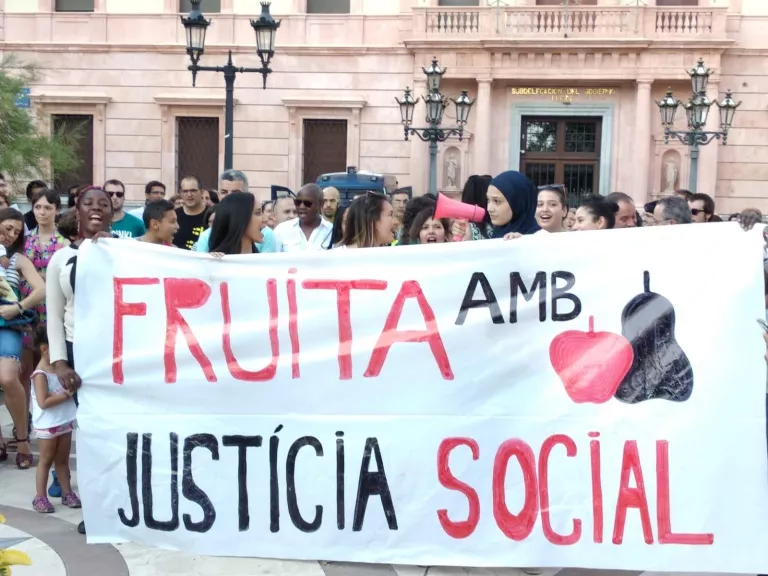 Un centenar de persones reclamen millores en el tracte als temporers