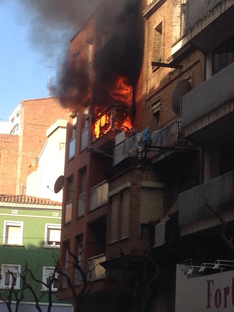 Tres ferits en un incendi al carrer Alfred Perenya de Lleida
