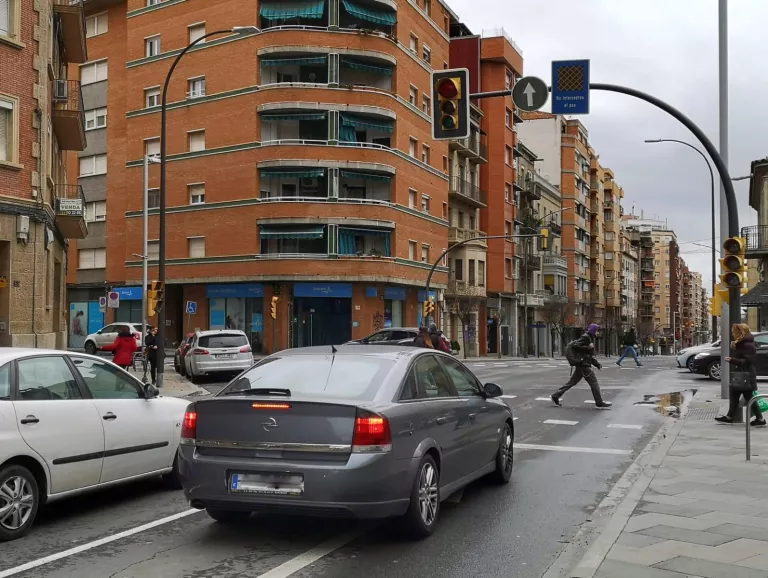 El PSC planteja senyalitzar la direcció a les voreres i la distància als semàfors