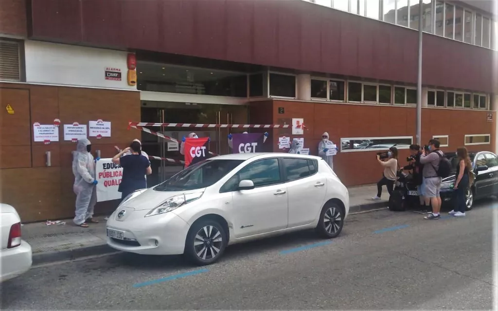 Precinten la seu d'Educació a Lleida contra la reobertura d'escoles