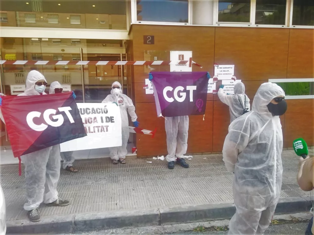 Precinten la seu d'Educació a Lleida contra la reobertura d'escoles