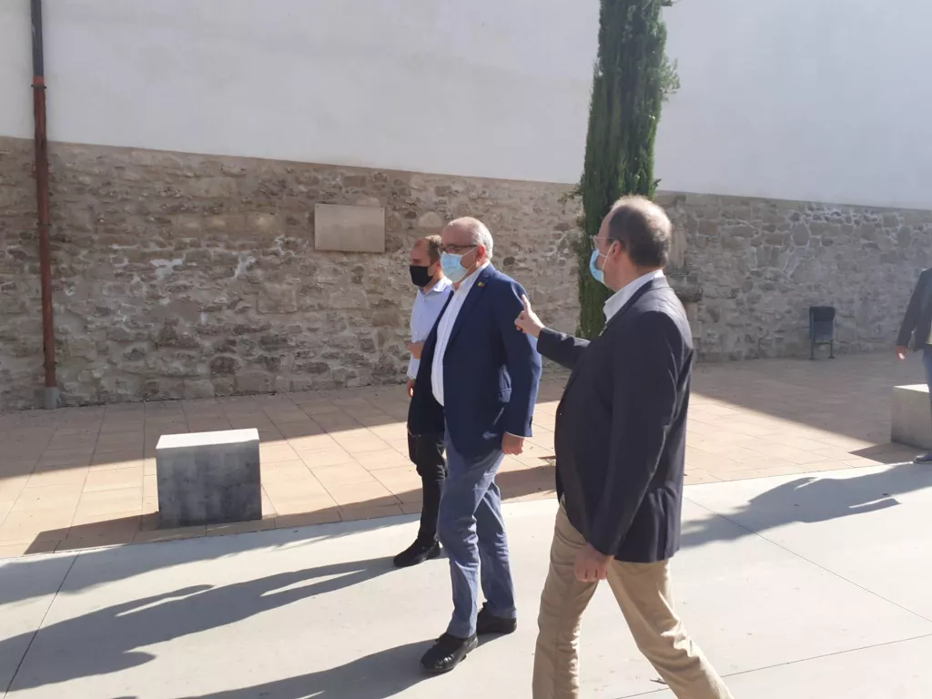 El conseller d'Educació visita el terreny on s'efectuaran les obres de l'Escola Arnau Berenguer al Palau d'Anglesola