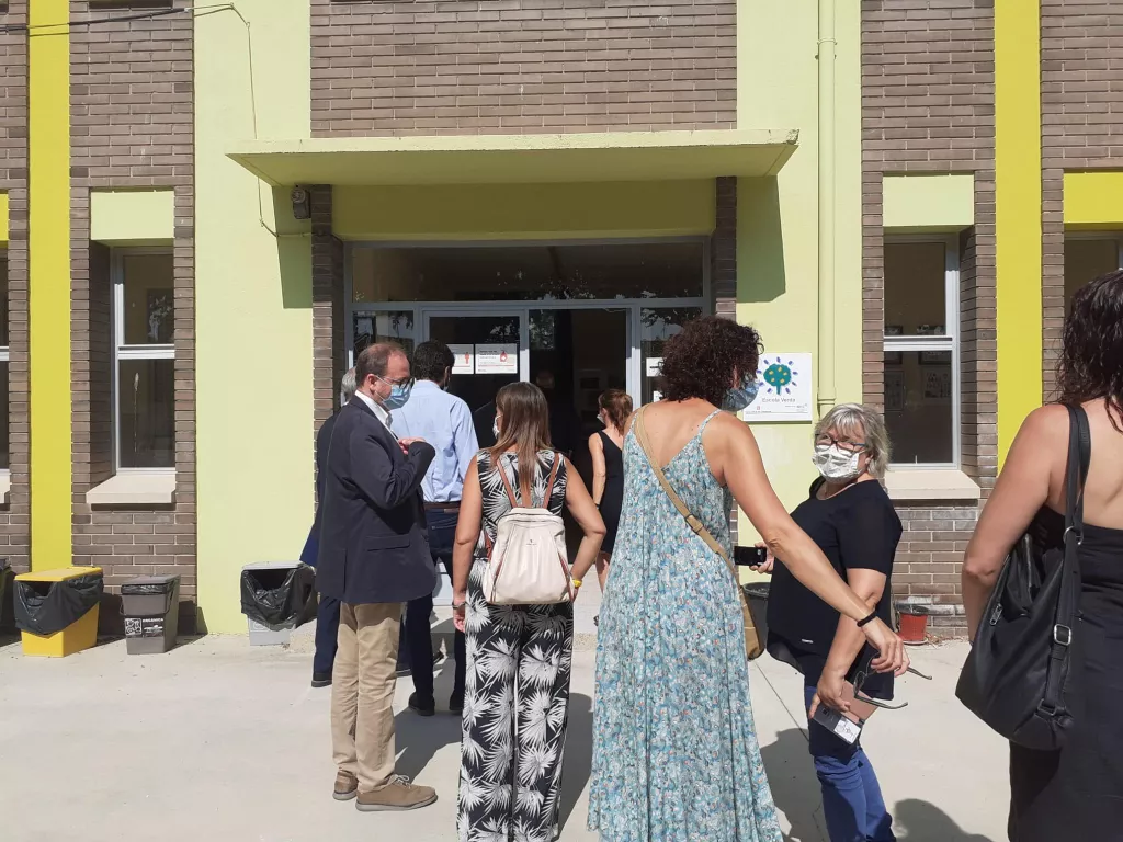 El conseller d'Educació visita el terreny on s'efectuaran les obres de l'Escola Arnau Berenguer al Palau d'Anglesola