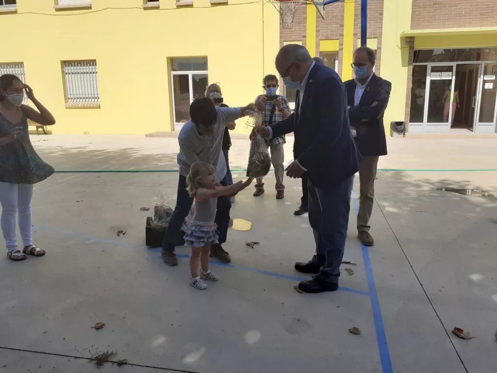 El conseller d'Educació visita el terreny on s'efectuaran les obres de l'Escola Arnau Berenguer al Palau d'Anglesola